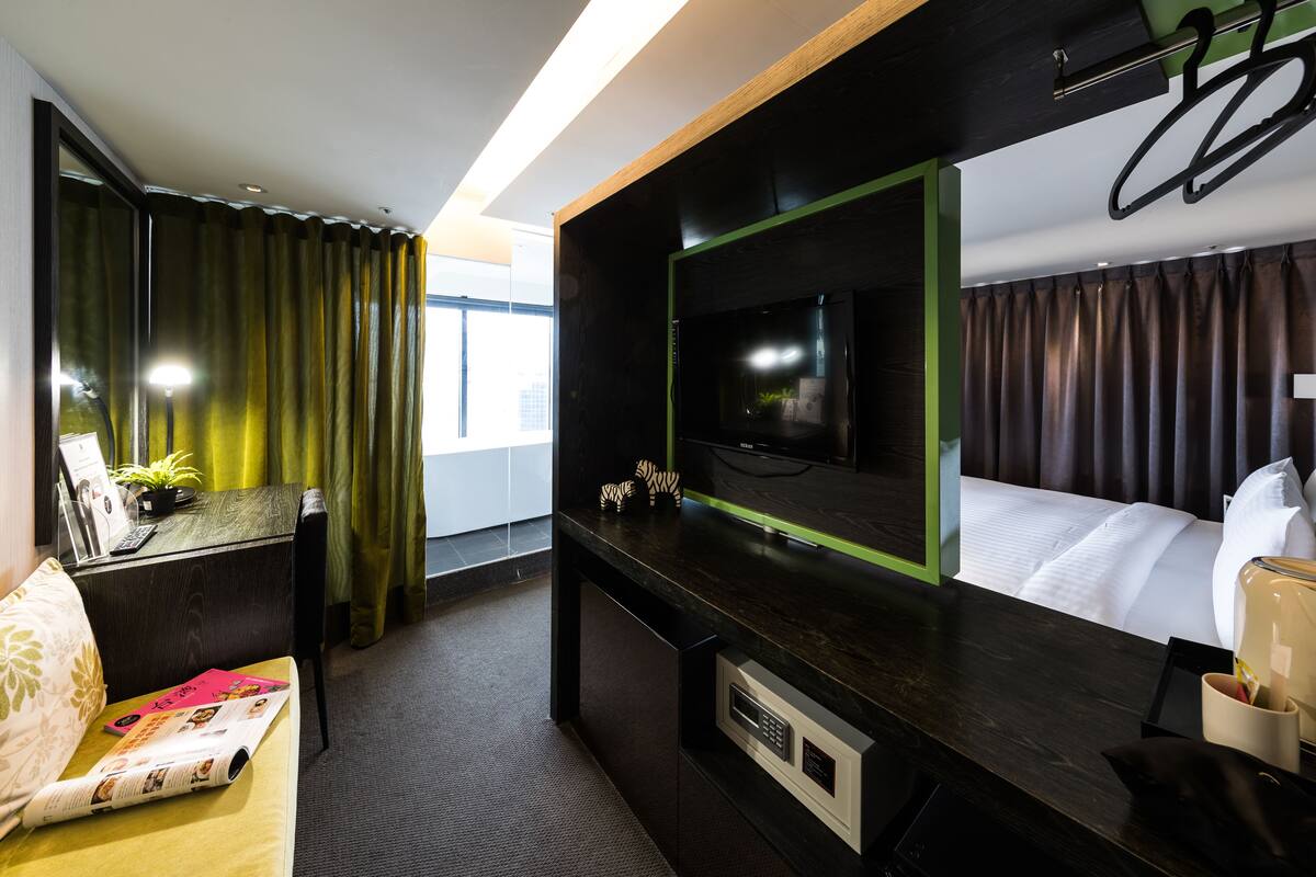 特級客房 | 房內夾萬、熨斗/熨衫板、免費 Wi-Fi