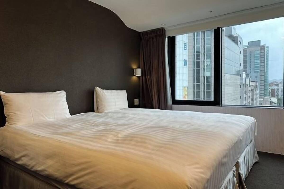 1 bedroom, in-room safe, iron/ironing board, free WiFi