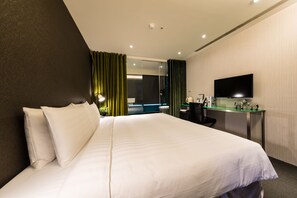 1 dormitori, caixa forta a l'habitació i planxa i posts de planxar 