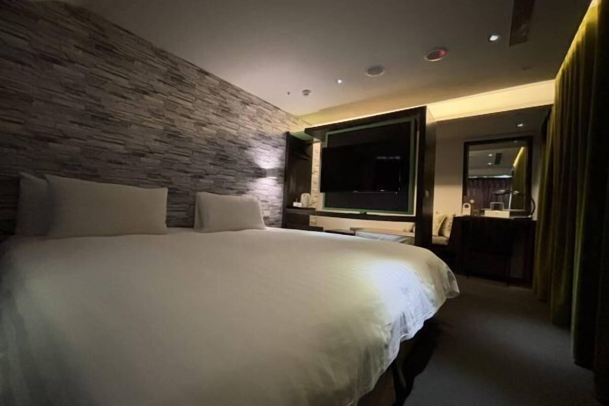 1 bedroom, in-room safe, iron/ironing board, free WiFi