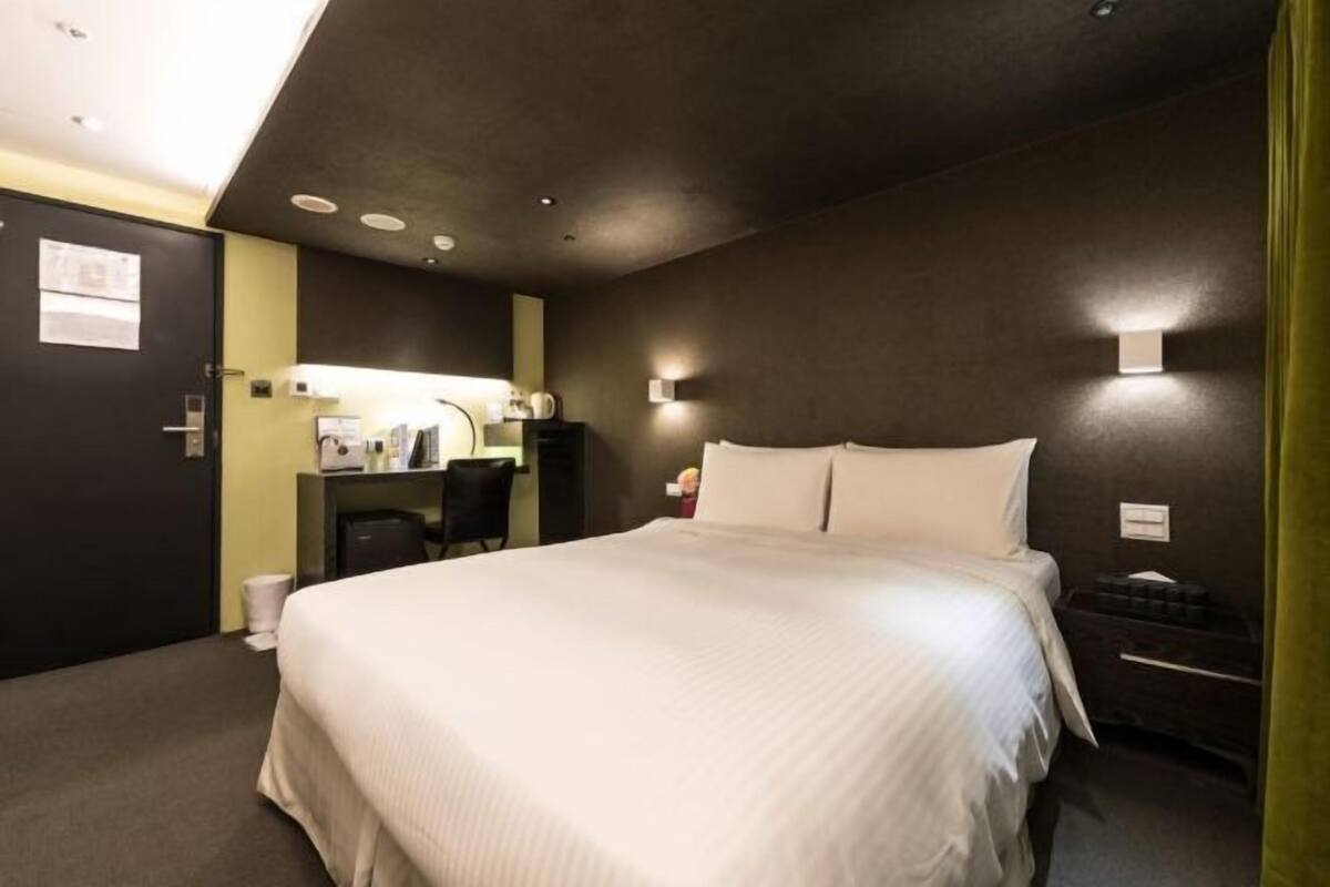 1 bedroom, in-room safe, iron/ironing board, free WiFi