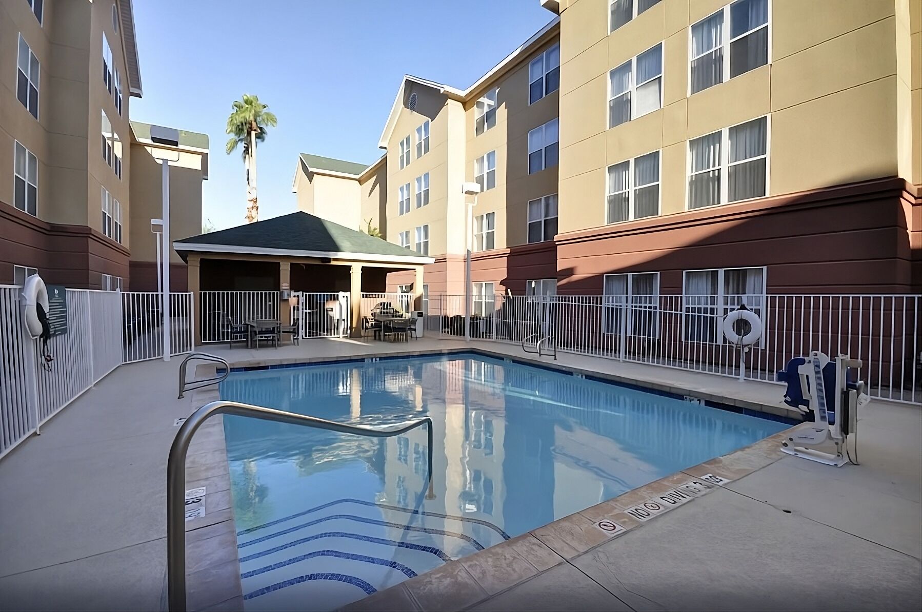 Relaxation in Phoenix! Outdoor Pool, Free Breakfast, Full Kitchen, Pets Allowed!