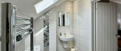 Regadera, amenidades de baño ecológicas, secadora de cabello