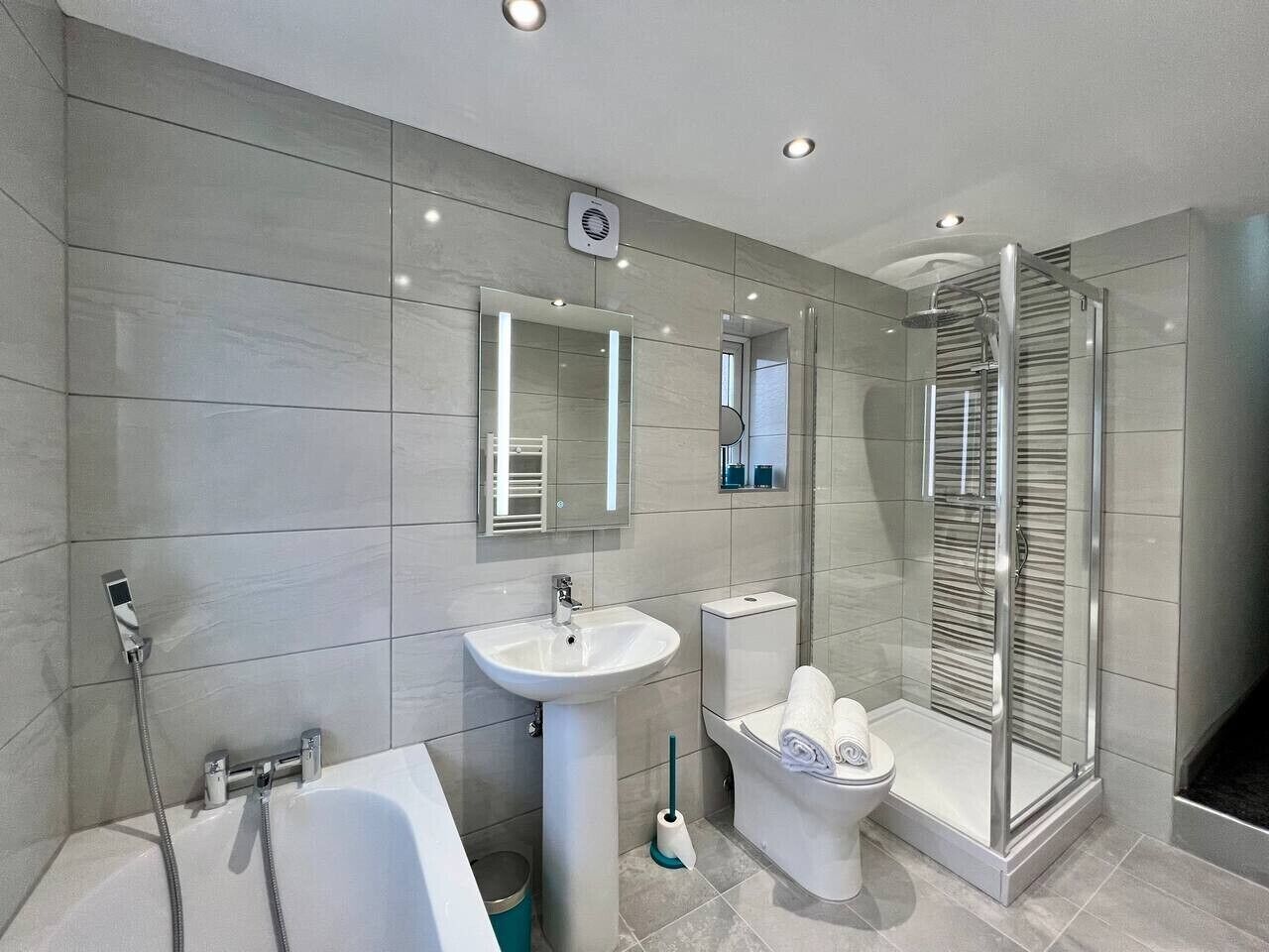 Douche, articles de toilette écologiques, sèche-cheveux