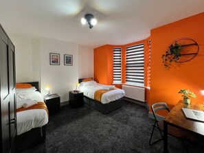 Escritorio, tabla de planchar con plancha, wifi gratis y ropa de cama 