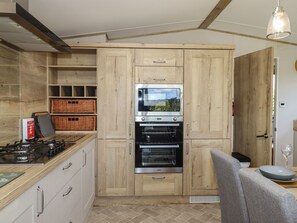 Réfrigérateur, lave-vaisselle, bouilloire électrique, grille-pain