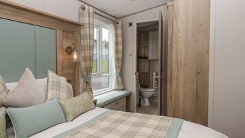2 bedrooms, individually decorated, individually furnished, free WiFi