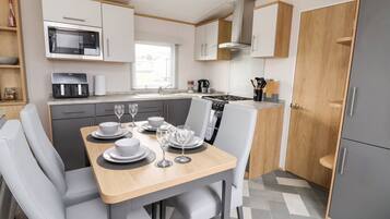 Réfrigérateur, bouilloire électrique, grille-pain