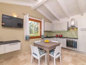 Kühlschrank, Ofen, Geschirrspüler, Kochgeschirr/Geschirr/Besteck