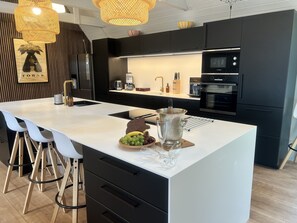 Fridge, oven, stovetop, dishwasher - Stort Luksus Feriehus 5 min fra Strand og by, alt Inkluderet! (Assens)