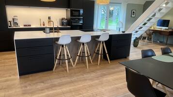 Fridge, oven, stovetop, dishwasher