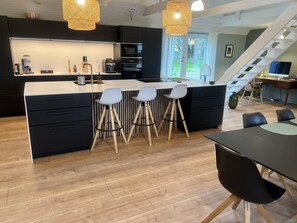 Kjøleskap, ovn, kokeplater og oppvaskmaskin