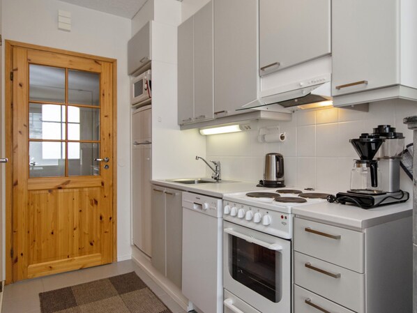 Køleskab, mikrobølgeovn, opvaskemaskine, brødrister