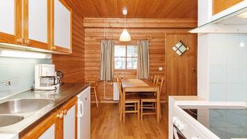 Refrigerador, microondas, lavavajillas, utensilios de cocina