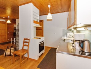 Una cocina compacta con estufa, horno y electrodomésticos modernos.