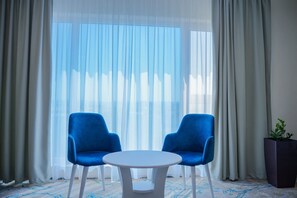 Minibar, skrivebord, arbejdsområde til bærbare computere, lydisolering