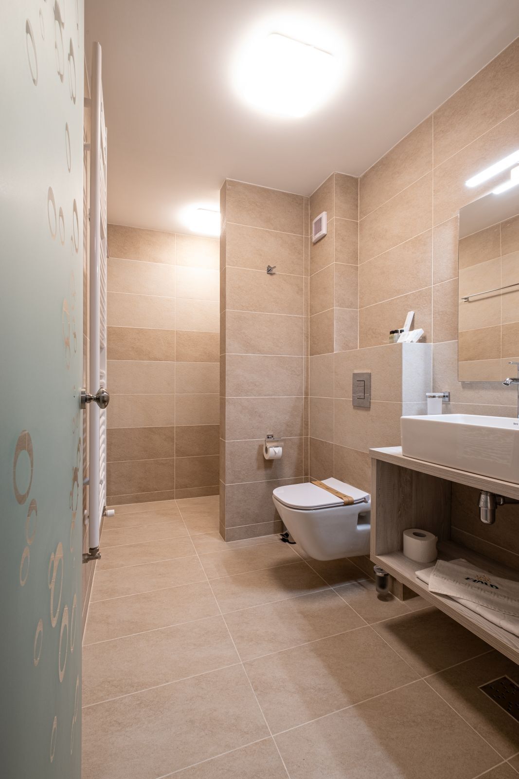 Ein modernes Badezimmer mit Toilette, Dusche und Waschbecken.