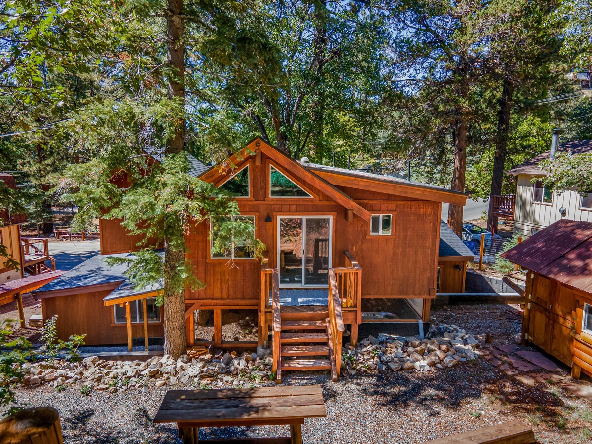 10 Mins to the Lake, Hot Tub & Game Room, Modern Cabin | Bearpaw by AvantStay