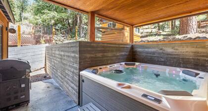 10 Mins to the Lake, Hot Tub & Game Room, Modern Cabin | Bearpaw by AvantStay