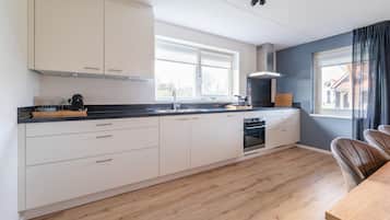 Een koelkast, een microgolfoven, een kookplaat, een vaatwasser