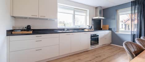 Kühlschrank, Mikrowelle, Herdplatte, Geschirrspüler
