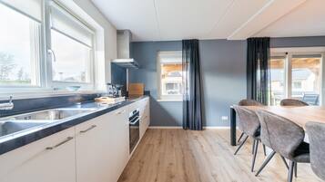 Een koelkast, een microgolfoven, een kookplaat, een vaatwasser