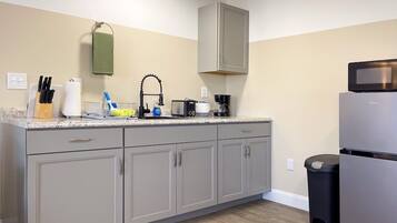 Een magnetron, een kookplaat, een koffiezetapparaat/waterkoker