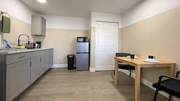 Een magnetron, een kookplaat, een koffiezetapparaat/waterkoker