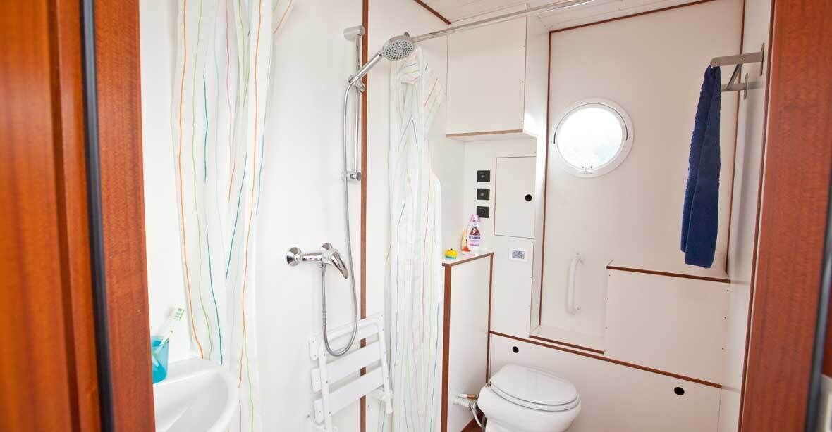 Mobile Home | Bathroom | Shower, towels