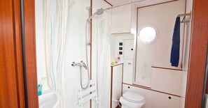Mobile Unterkunft | Badezimmer | Dusche, Handtücher