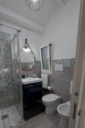 Doccia, asciugacapelli, bidet, asciugamani