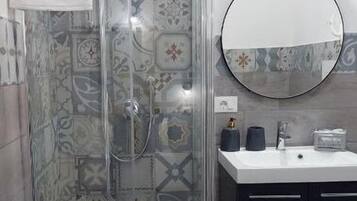 Dusche, Haartrockner, Bidet, Handtücher