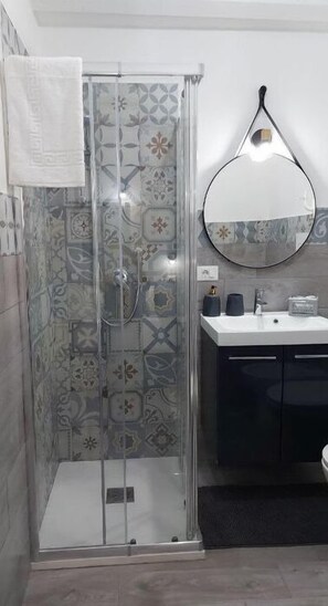 Doccia, asciugacapelli, bidet, asciugamani