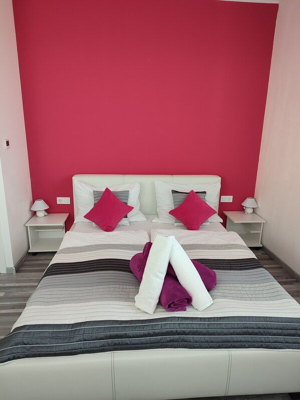 7 bedrooms, iron/ironing board, WiFi, bed sheets