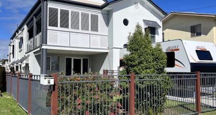 Drakes Hideaway Pet Friendly, Golden Beach Retreat
