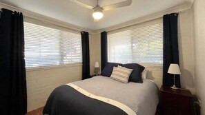 3 bedrooms, bed sheets - Drakes Hideaway Pet Friendly, Golden Beach Retreat (GOLDEN BEACH)