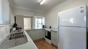 Microwave, oven, stovetop, coffee/tea maker - Drakes Hideaway Pet Friendly, Golden Beach Retreat (GOLDEN BEACH)