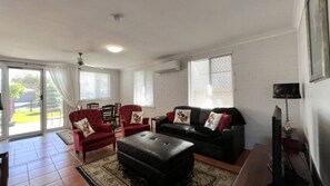 TV, DVD player - Drakes Hideaway Pet Friendly, Golden Beach Retreat (GOLDEN BEACH)