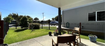 Drakes Hideaway Pet Friendly, Golden Beach Retreat