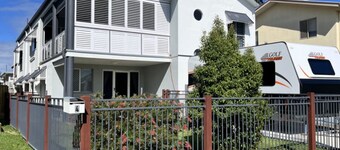 Drakes Hideaway Pet Friendly, Golden Beach Retreat