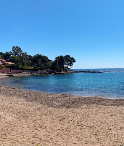 Maisonnette à 10 m de la plage de la péguière