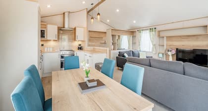 Hot Tub Lodge 3 Pet Friendly