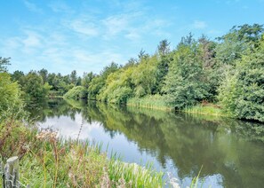 A calm river with dense greenery on both sides. - Hot Tub Lodge 3 Pet Friendly (Kirkcudbright)