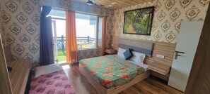 Premium bedding, desk, laptop workspace, bed sheets - Casa Arhan Luxury Mussoorie Homestay (Dehradun)