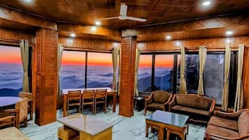 Casa Arhan Luxury Penthouse 7BHK w/ Roof | Vardagsrum | 32-tums platt-tv med kabelkanaler