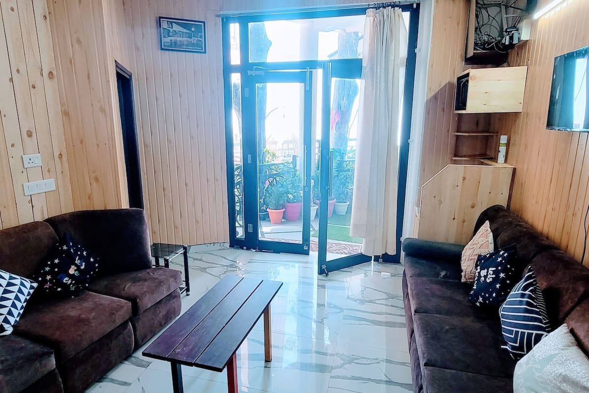 Casa Arhan| Luxury 4BHK 2F-Mall Road | 高級寝具、デスク、ノートパソコン用作業スペース、ベッドシーツ