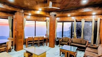 Casa Arhan Luxury Penthouse 7BHK w/ Roof | Vardagsrum | 32-tums platt-tv med kabelkanaler