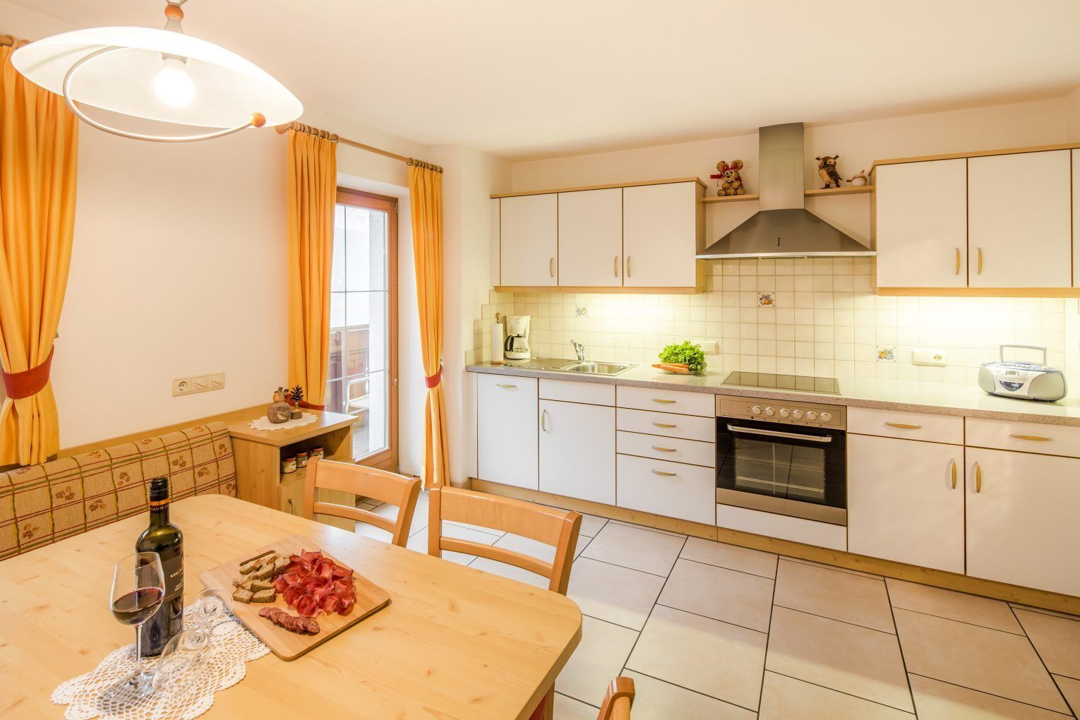 Frigorifero, forno, piano cottura, lavastoviglie