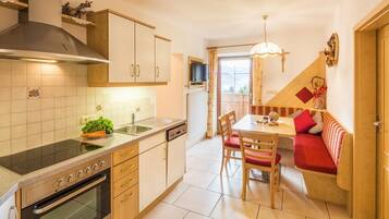 Kühlschrank, Ofen, Herdplatte, Geschirrspüler