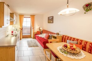 Interior - Apartment "Voppichlhof Alpenrose" with Mountain View, Shared Garden & Wi-Fi (San Giacomo Valle Aurina)